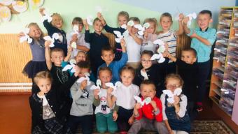 Флешмоб і голуби: у Рованцях відзначили Міжнародний день миру