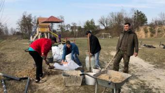 Небайдужі жителі Боратина робили майданчик «Сонячний» ще яскравішим