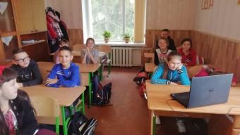 Новорічний майстер-клас, конкурс малюнків: як проводять канікули промінські школярі