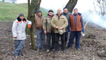 Небайдужі мешканці Голишева організували толоку, щоб прибрати берег річки