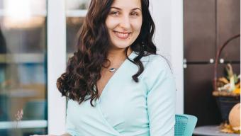 Громадська діячка з Мстишина волонтерить та навчає іноземної