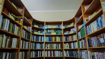 Вітаємо, володарі книжок та книжкових полиць!