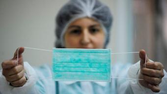 Медики розповіли, як правильно носити маску та рукавички